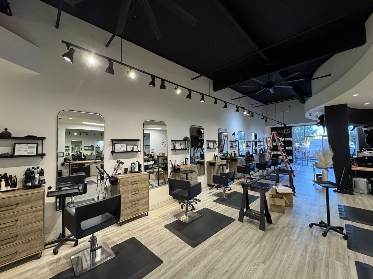 Salon with track spotlights before the lighting overhaul
